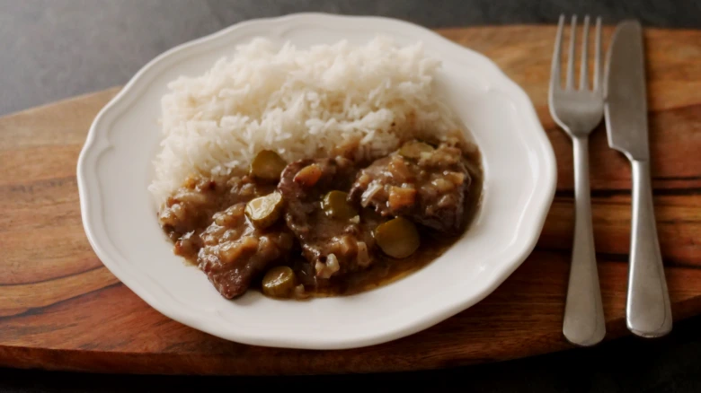 Beef stew with rice and peas