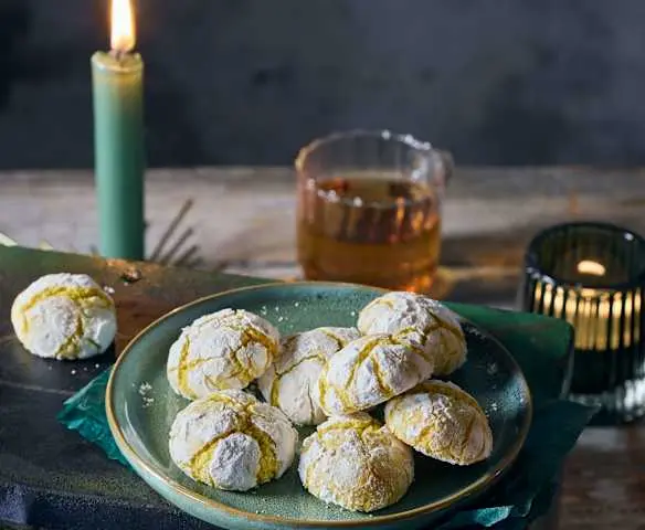 Citronové crinkles na talíři s čajem a svíčkou.