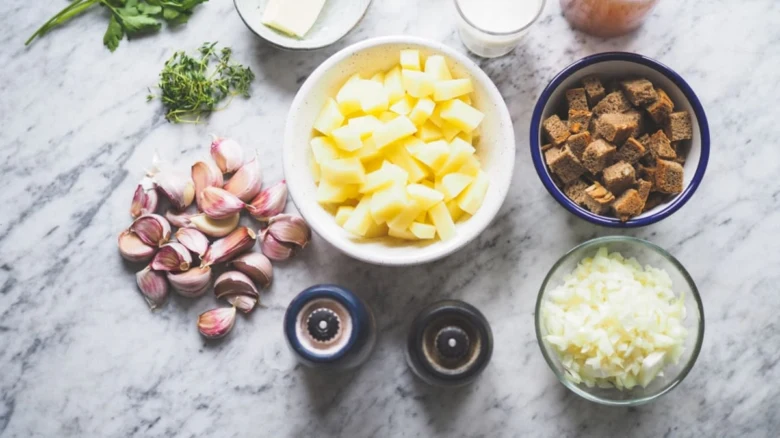 Ingredience pro krémovou česnekovou polévku: brambory, cibule, česnek.