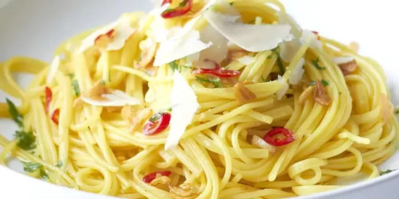 Špagety s česnekem olejem parmezánem a chilli papričkami