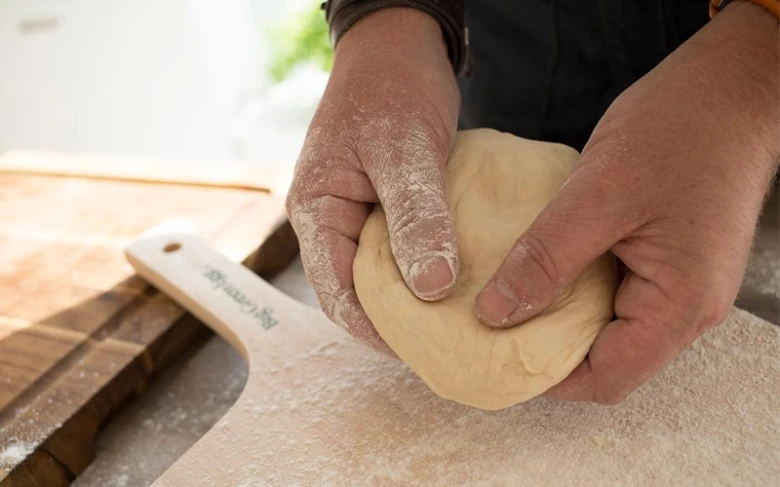 Ruční kynutí těsta na pizzu s moukou
