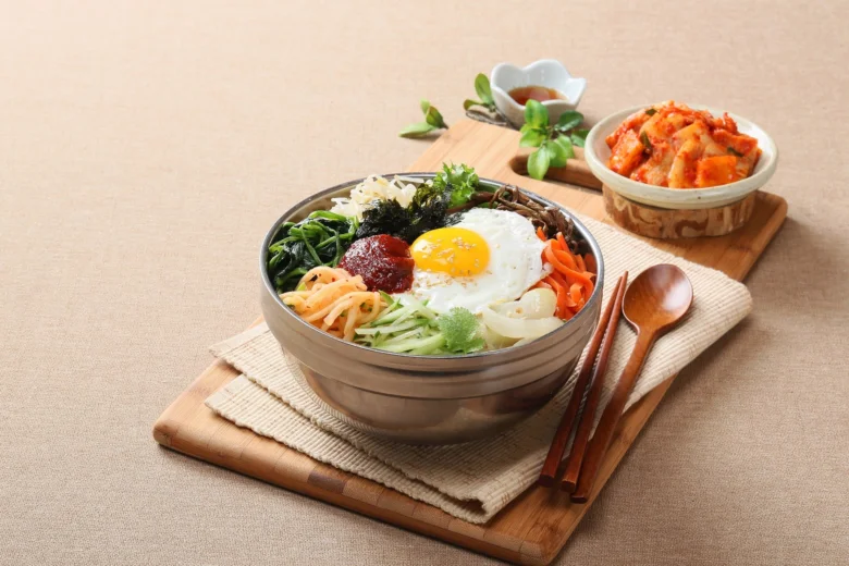 Bibimbap s vejcem, zeleninou a korejským kimčim.