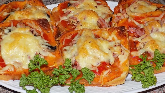 Pomazánkové pizzy na toustovém chlebu s uzeným masem a sýrem.