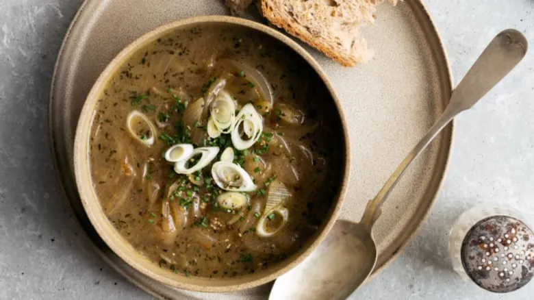 Onion soup with garnish and bread