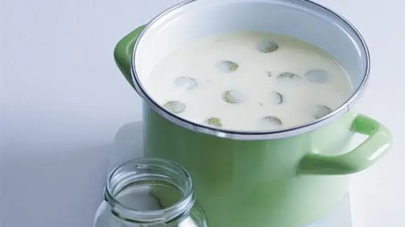Zelená hrnec s okurkovou omáčkou v kuchyni.