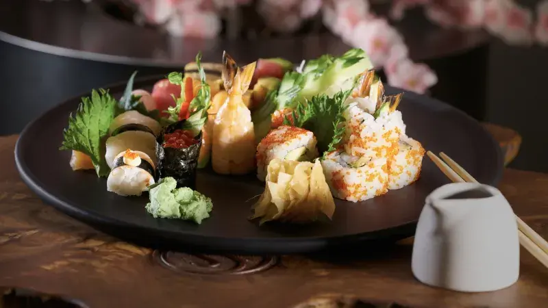 Pestrý talíř různých druhů japonského suši se zeleninou.