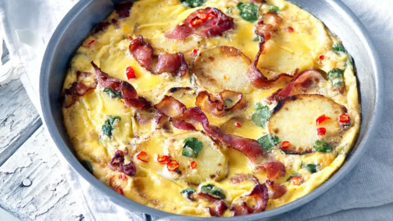 Pekáček s vařenou fritatou se slaninou, bramborami a bylinkami.