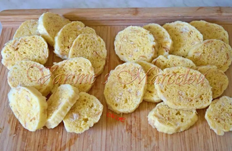 Naškrábané houskové knedlíky s viditelným vnitřním plněním.