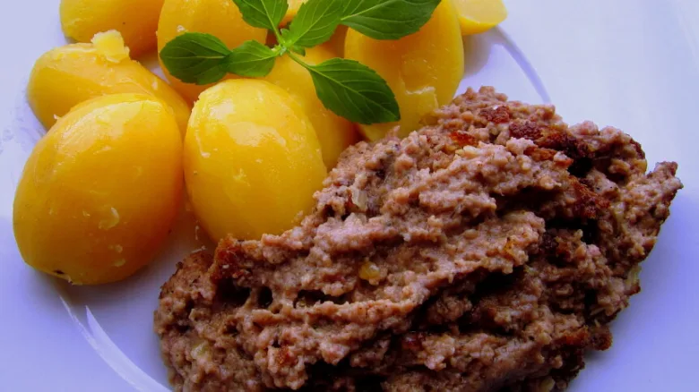 Hot haše s vařenými bramborami na talíři.