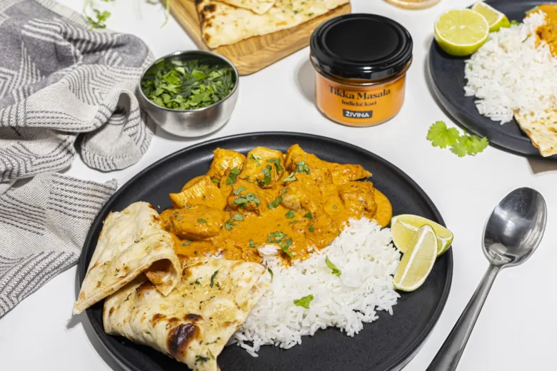Použití receptu kuřecí tikka masala s rýží a chlebem.