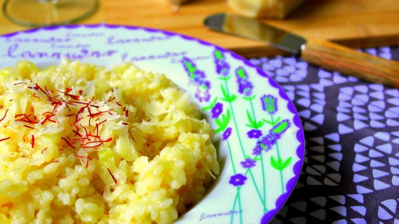 Plov s kurkumou, česnekem a syrem na talíři.