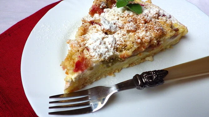 Slice of cheesecake with fruit