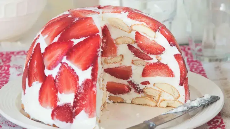 Strawberry dezert bez pečení s krupicemi v bílém tvaru.