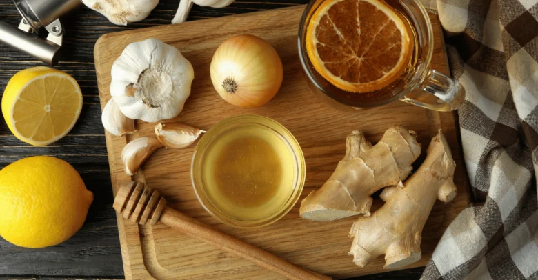 Ingredience pro zázvorový čaj: kořen zázvoru, citrony, med a cibule.