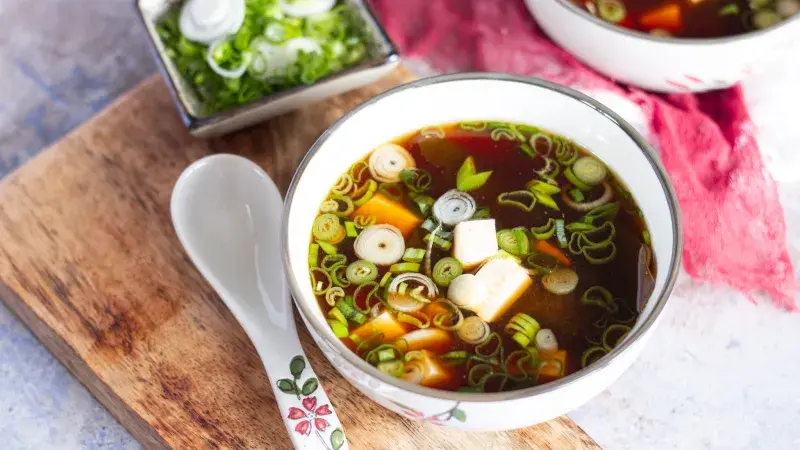 Mísa s japonskou polévkou ramen se tofuem a cibulkou.