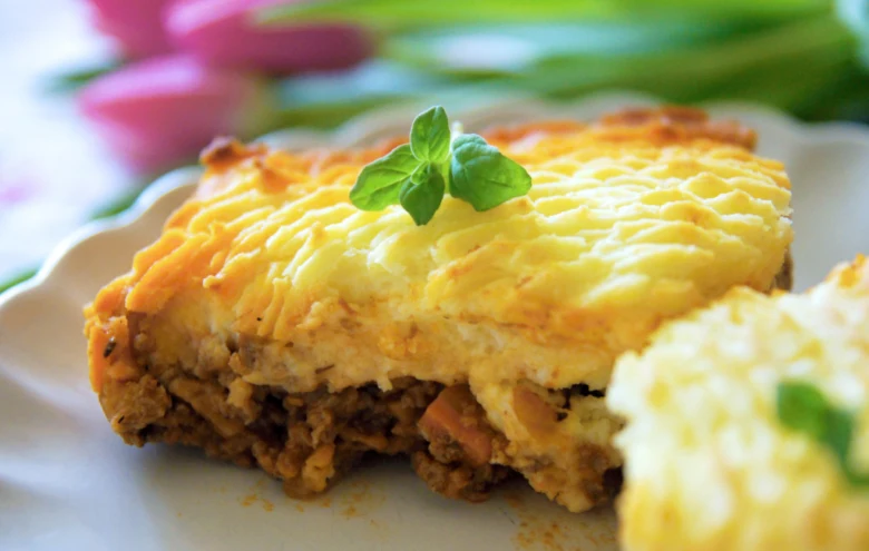 Kousek pastýřského koláče s bramborovou kaší na vrchu.