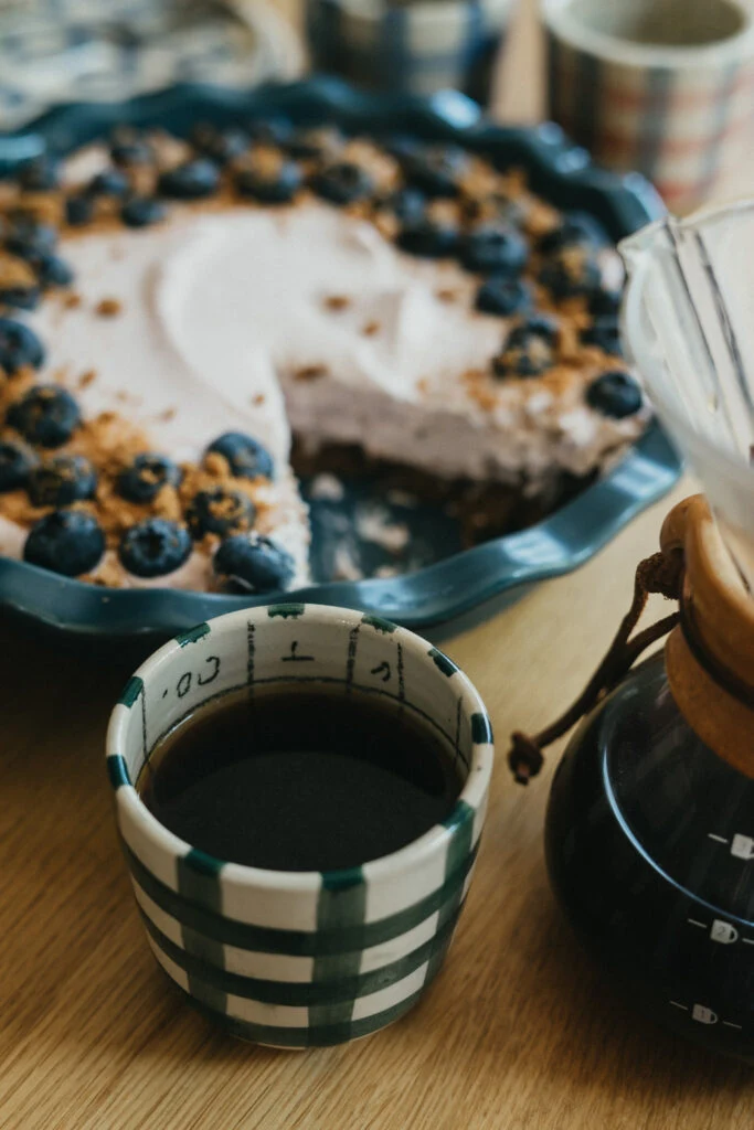 No-bake mascarpone cheesecake with blueberries and coffee