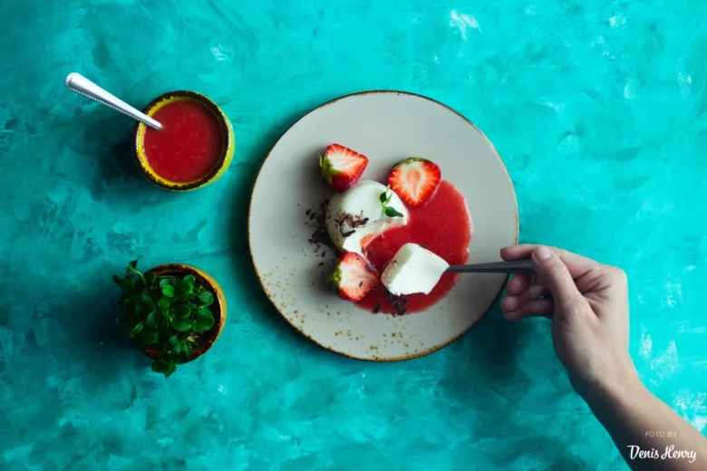 Čerstvá jahodová panncotta s čokoládou na talíři