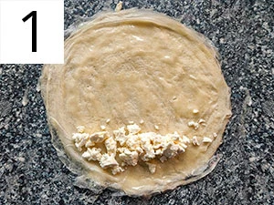 Kus listového těsta s nastrouhaným sýrem pro burek.