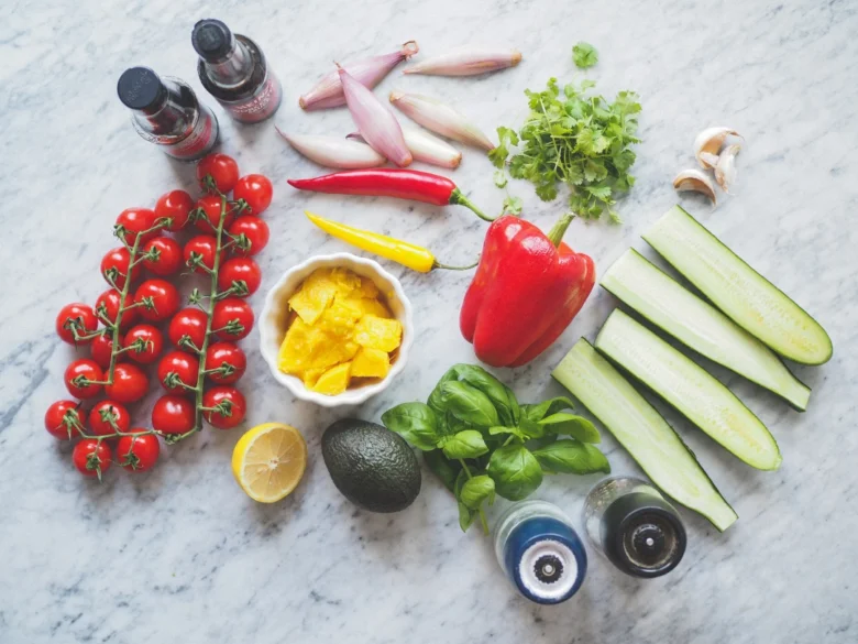 Čerstvá zelenina pro studenou polévku gazpacho: rajčata, okurky, papriky.