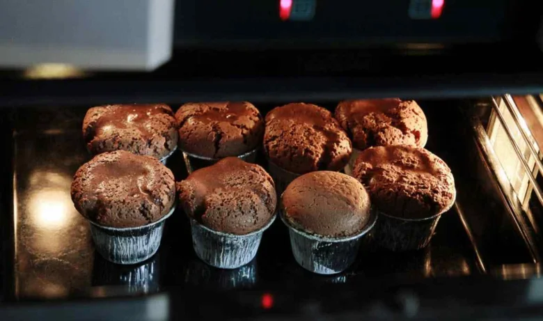 Čokoládové muffiny pečené v troubě.