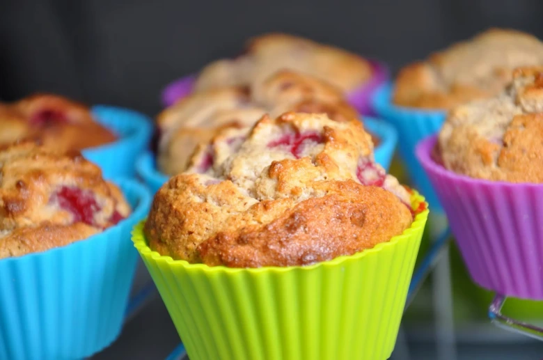 Bezlepkové muffiny s ovocem v barevných formách na mřížce.