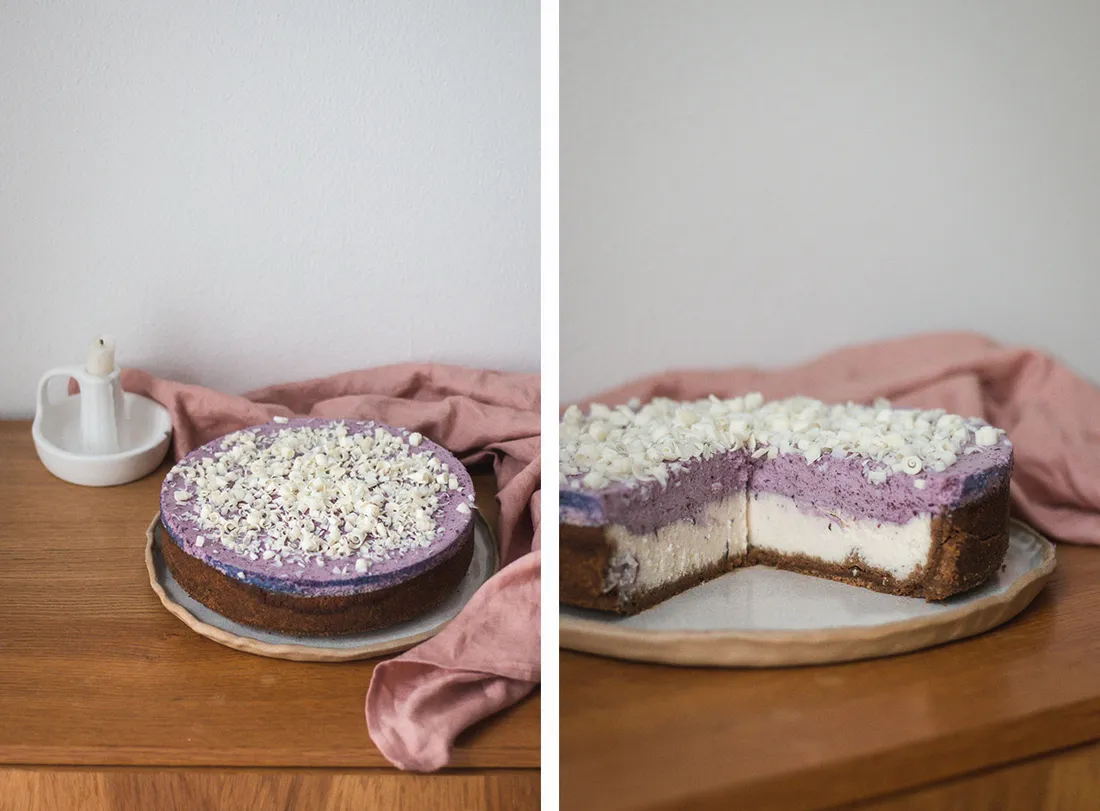 Borůvkový cheesecake s vrstvou borůvek a vanilkovou náplní.