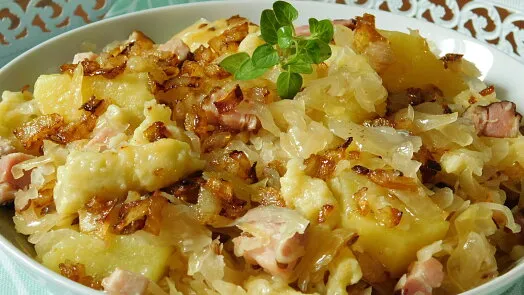 České jídlo z kysaného zelí s bramborami a uzeninou.