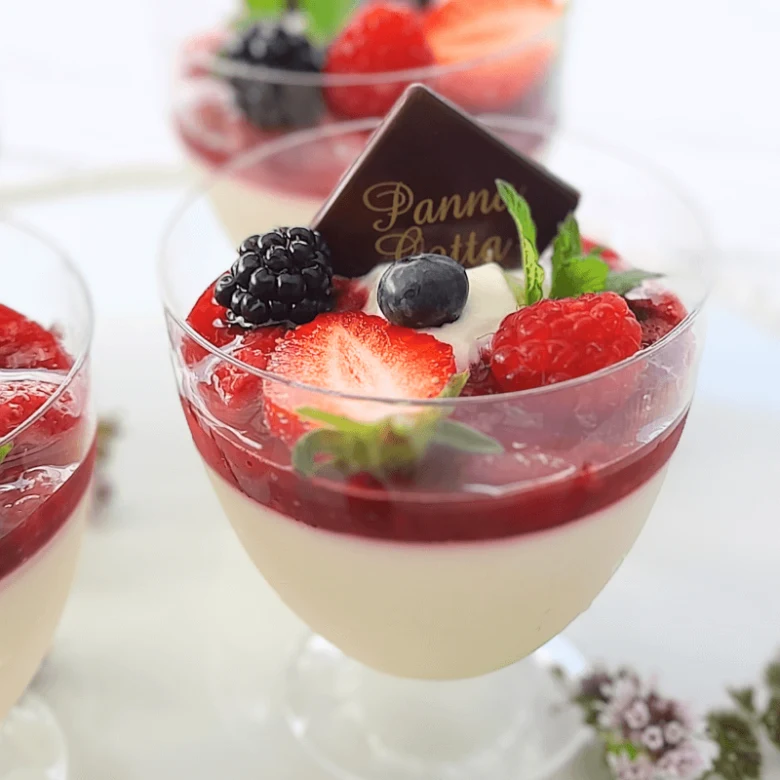 Panna cotta s ovocem v sklenici jako finální výsledek receptu.