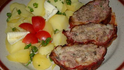 Příprava katova šlehu: nakrájený masový řízek s bramborami.
