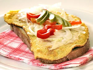 Smaženka s cibulí, paprikou na toastu