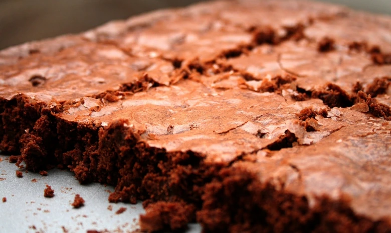 Blízko na čokoládové brownie s prasklým povrchem.