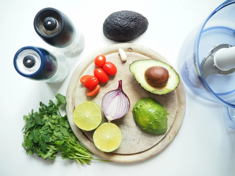 Suroviny pro guacamole: avokádo, rajčata, citrony, cibule.
