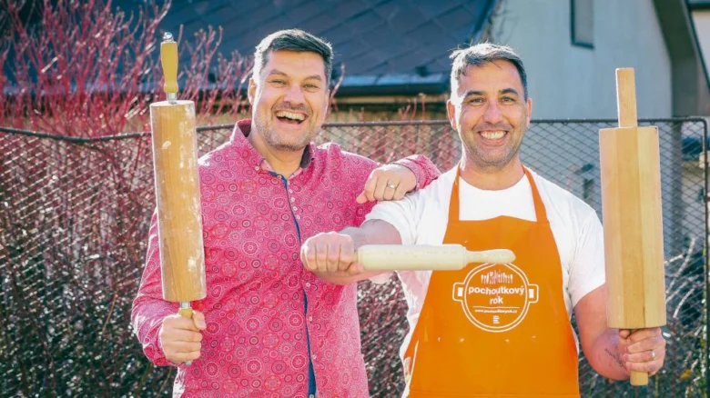 Dva muži s válečky na listové těsto pro trubičky.