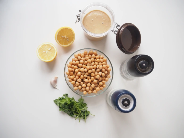 Suroviny na domácí hummus: cizrna, citrony, česnek, kopr.
