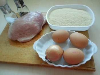 Surové suroviny pro recept na obrácené řízky.
