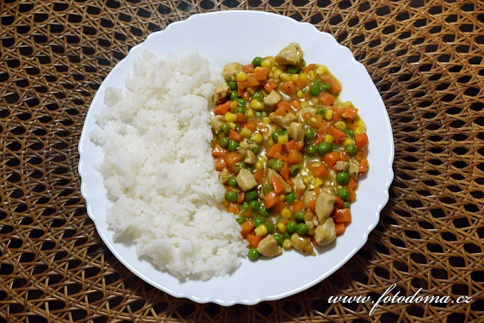 Použitý recept: kuřecí maso se zeleninou podávané s rýží.