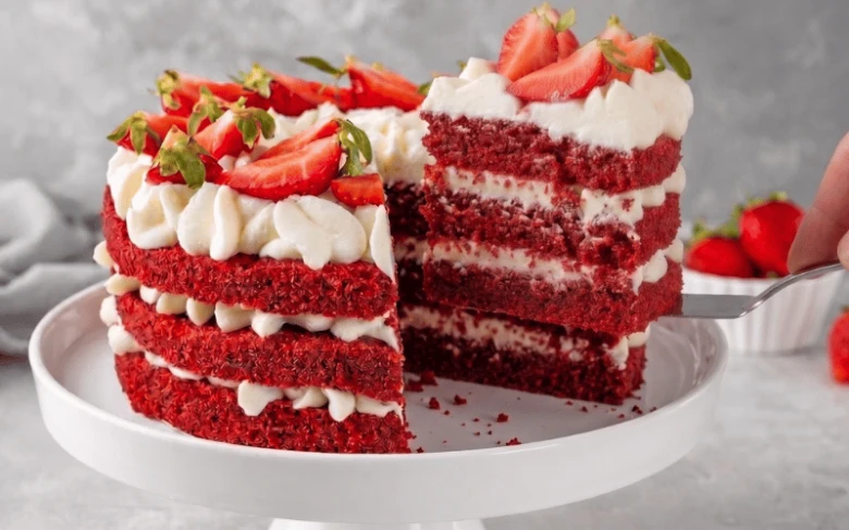 Červený dort s vrstvami krému z mascarpone a šlehačky.