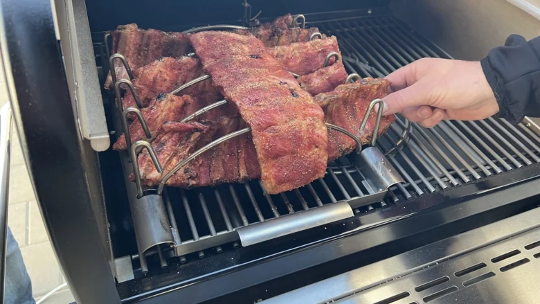 Vepřová žebra v marinádě se připravují na grilu.