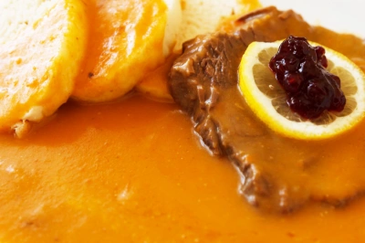Svíčková with lemon and cranberry sauce