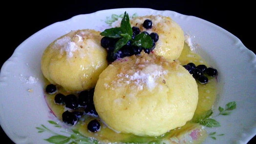 Cheese dumplings with berries
