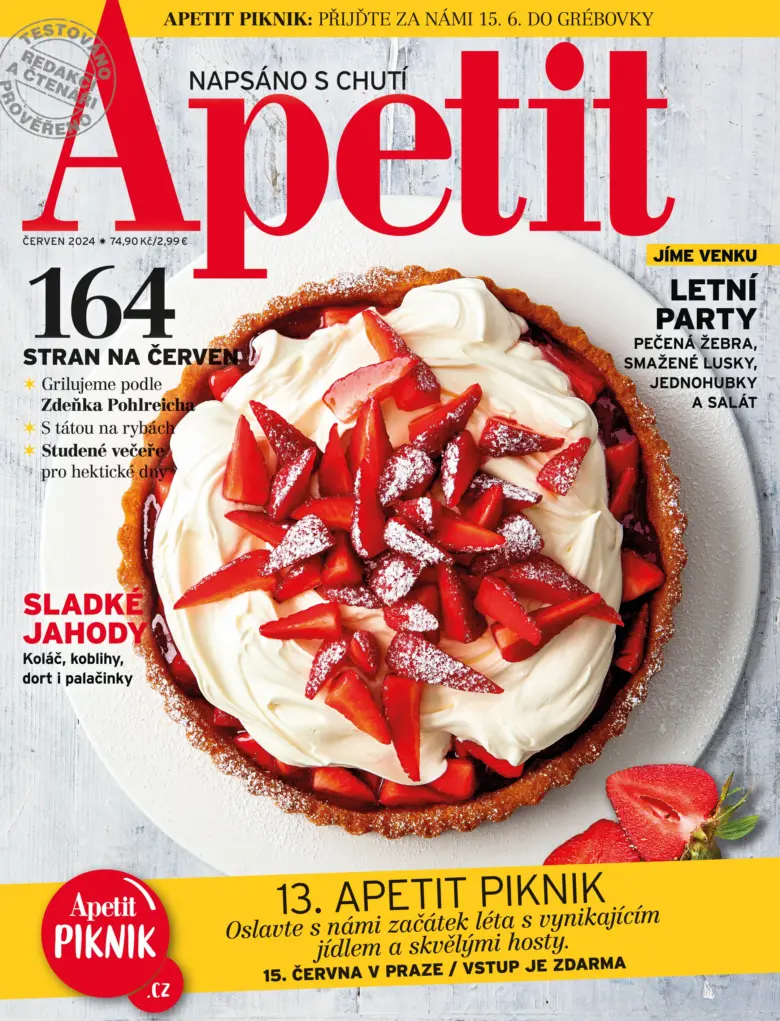 Koláč s tvarohem a jahodami posypaný cukrem.