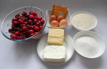 Suroviny na třešňové koláče s tvarohem: švestky, vejce a máslo.