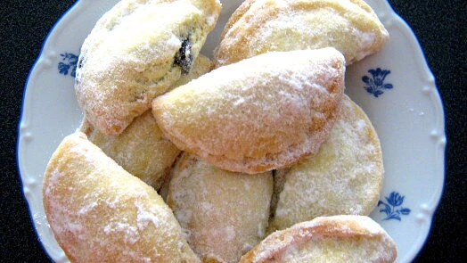 Cheese-filled pastries with powdered sugar