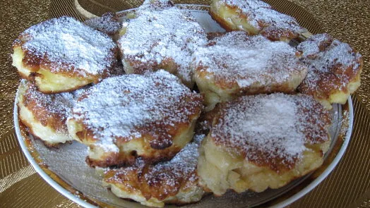 Tvarohové knedlíky posypané cukrem na talíři