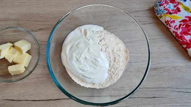 Mísa s jogurtem, moukou a máslem pro závinové těsto.