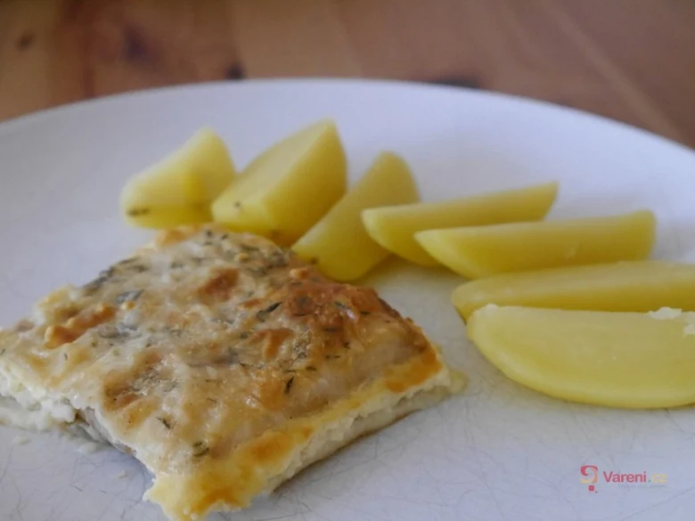 Pečené rybí filé s bylinkami podávané se vařenými bramborovými kousky.