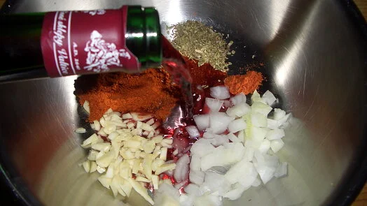 Ingredience pro omáčku na pečené vepřová žebra: cibule, česnek, paprika.