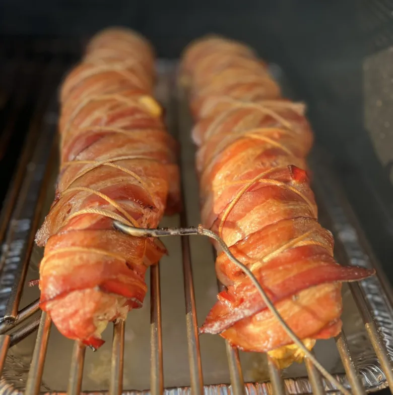 Dva kusy masa obalené v briošce na grilu.