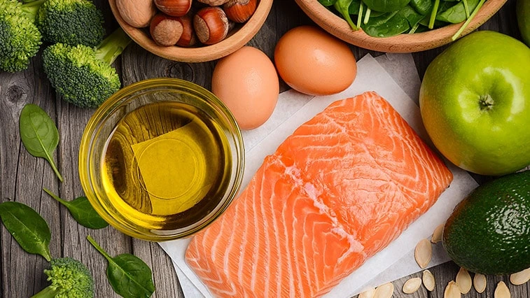 Surový losos s čerstvými ingrediencemi pro pečení.
